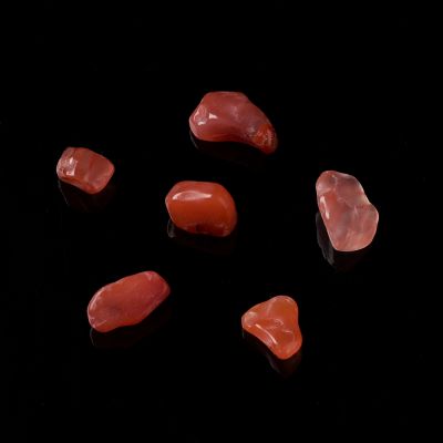 Korneol - Czerwony Agat  5-10x5-7x2-4 mm( ok.150 szt)  - grys bez dziurki  - 50 gram