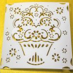 Baza kartki  Ażurowy kosz kwiatów wytłaczany: 15x15 cm biały