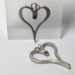 Element ozdobny - zawieszka serce z kryształkiem sapphire 33x45mm stare srebro 1 szt