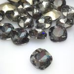 Kaboszon 12x12x5,5mm szklany fasetowany square - black diamond-1 szt