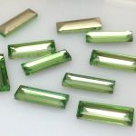 Kaboszon 21x7x2mm szklany fasetowany - green -1 szt