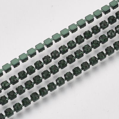 Taśma z kryształkami 2mm Emerald - mosiądz galwanizowany -  25 cm
