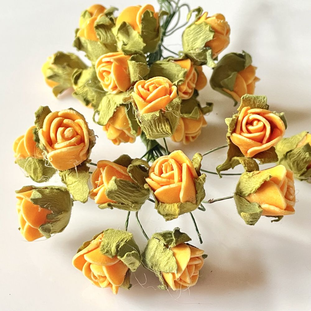 Różyczki mini - gł. 1,5-2 x2 cm , na druciku  , pianka , pomarańczowy / zielony - 6 szt